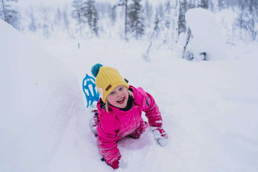 niño disfrutando en el nieve