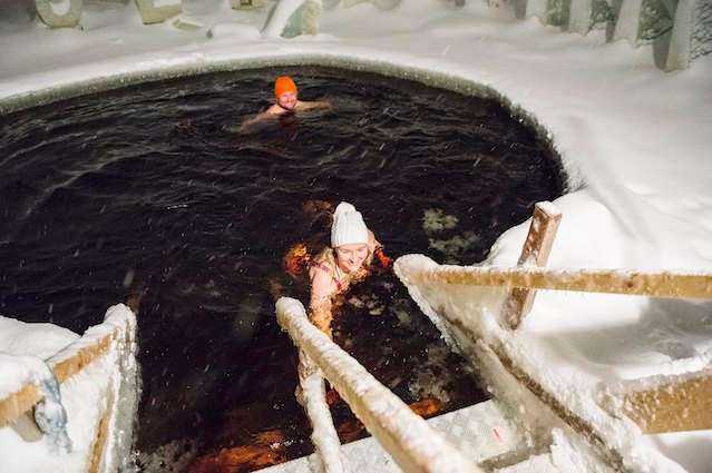 un chapuzón en un lago helado