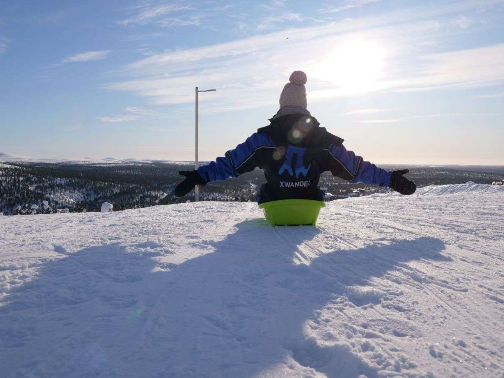 persona trineando en el nieve