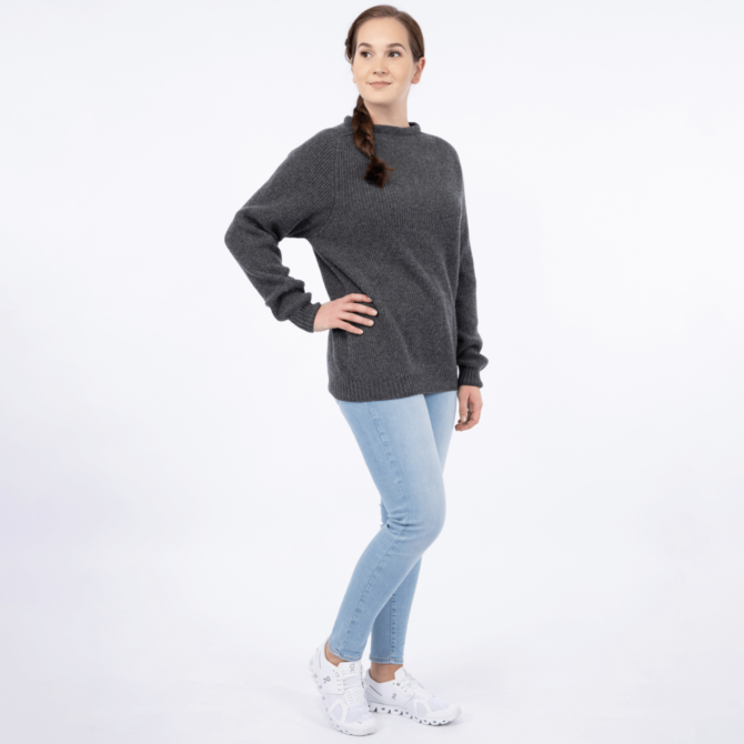 north-outdoor-madeinfinland-kaski-w-sweater-graphite-grey-pose-front3-fw20-n21704g05-670×670