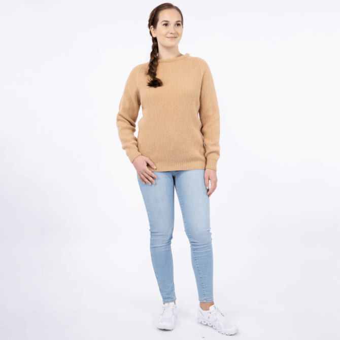 north-outdoor-madeinfinland-kaski-w-sweater-oat-beige-pose-front3-fw20-n21704r01-670×670